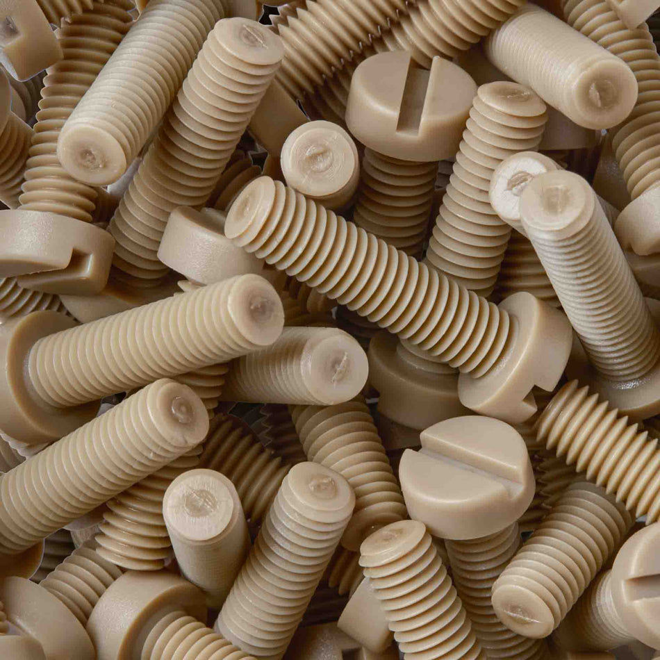 PEEK slitsade cylindriska osthuvudskruvar DIN 84